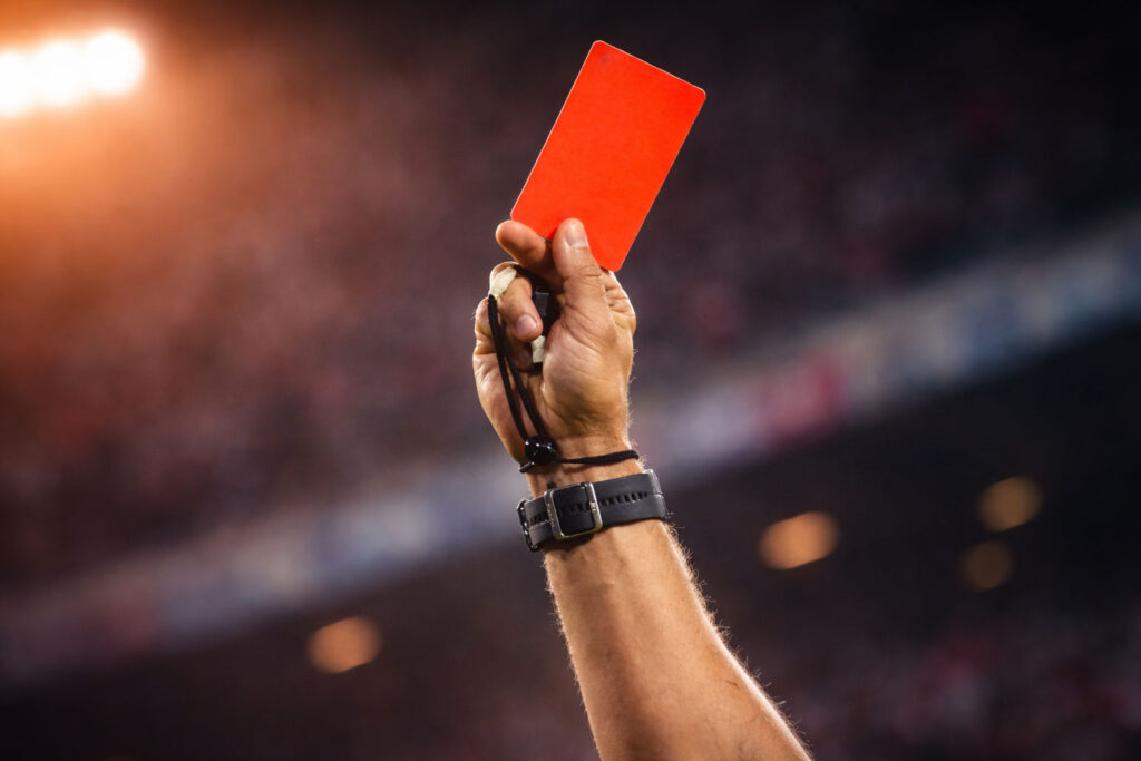 Juíz de futebol mostrando cartão vermelho